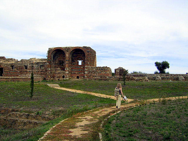 Ruinas_romanas_de_São_Cucufate_Pormenor_do_alçado_principal_da_villa_áulica
